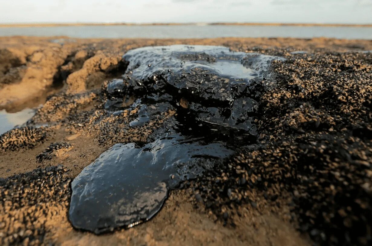 Загрязнение почв предприятиями. Ярцево разлив нефтепродуктов. Разлив нефти. Нефтяное загрязнение. Загрязнение почвы.