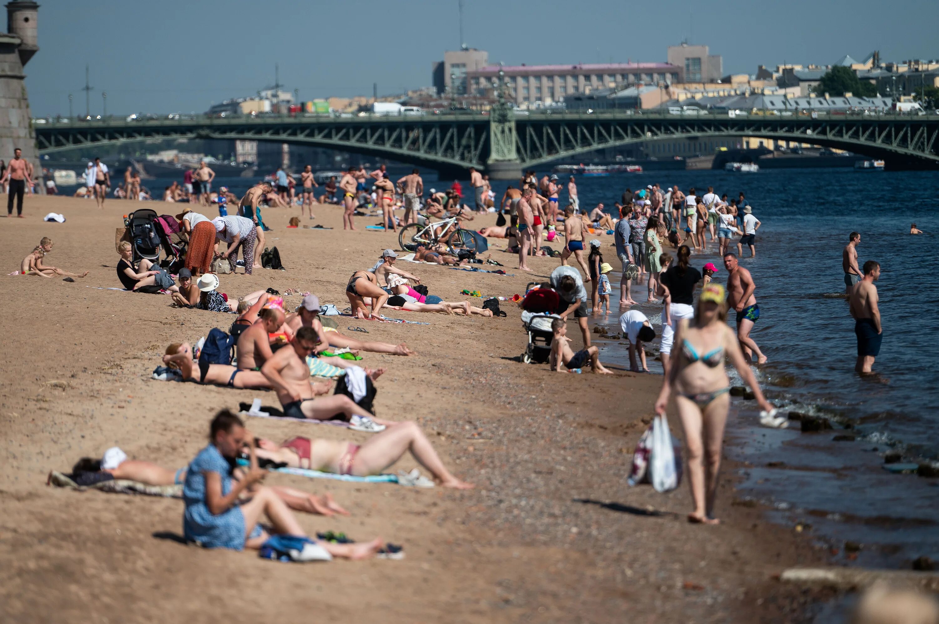 Петербург где можно купаться. Жара в Питере 2022. Аномальная жара в Санкт-Петербурге 2024. Пляж Санкт-Петербург. Пляж в Питере.