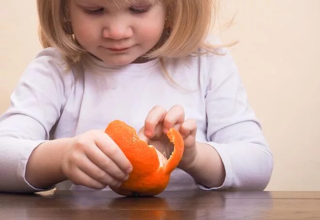 Мальчик мандарин. Девочка ест мандарин. Дети едят мандарины. Мальчик ест мандарин. Мальчик с мандаринами.