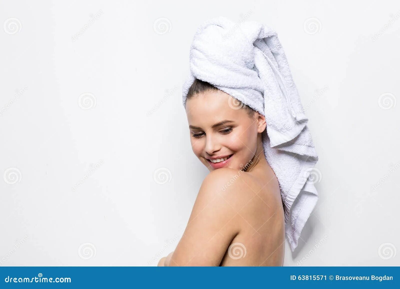 Прикрылась полотенцем. Полотенце на голове. Девушка в полотенце. Баба с полотенцем на голове. Лицо девушки с полотенцем на голове.