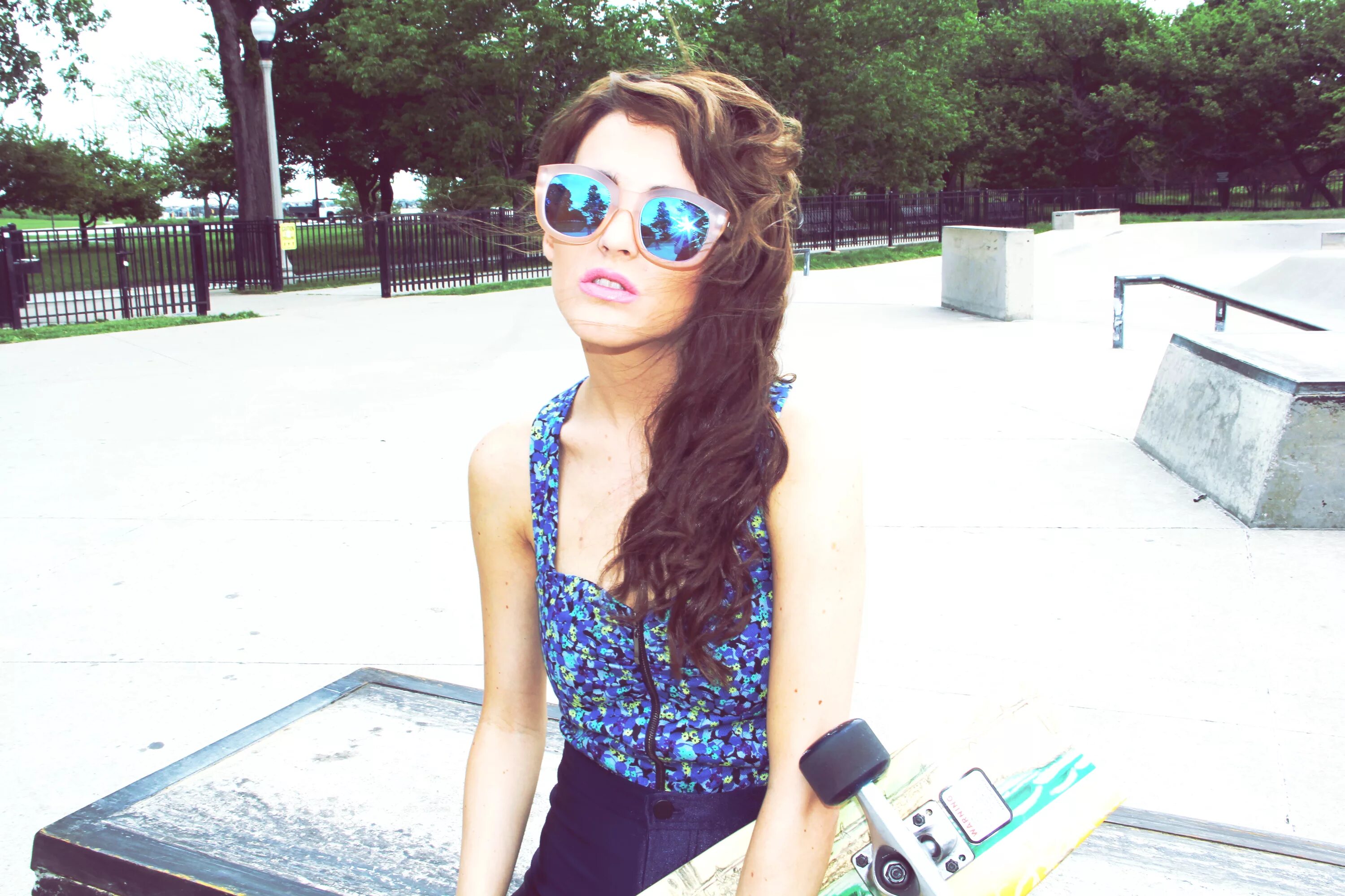 Девушка в солнцезащитных очках. The cool girl. Девушка с американским флагом. The cool girl. Девушка в очках swag.