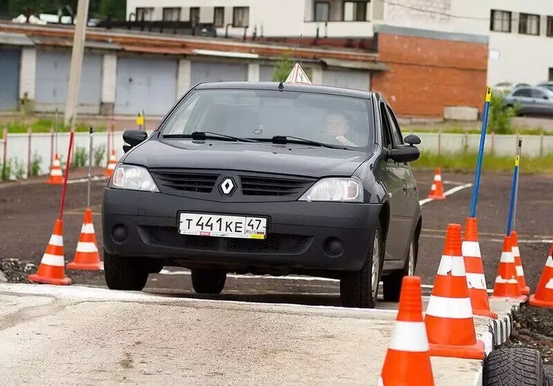 Школа для вождения учебная машина. Учебный автомобиль фото. Учебная машина для вождения фото. Тип автовождения. Сдать экзамен в гибдд без автошколы