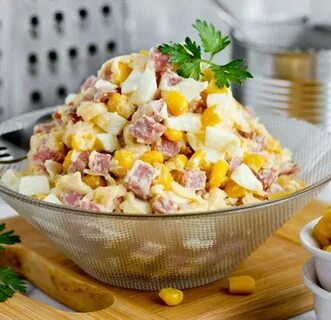 Вкусный салат с яйцом и колбасой