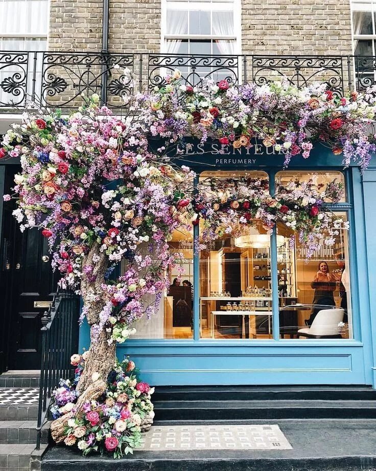 Street of flowers. Украсить фасад цветами. Фасад цветочного магазина. Украшение искусственными цветами. Украсить витрину цветами.