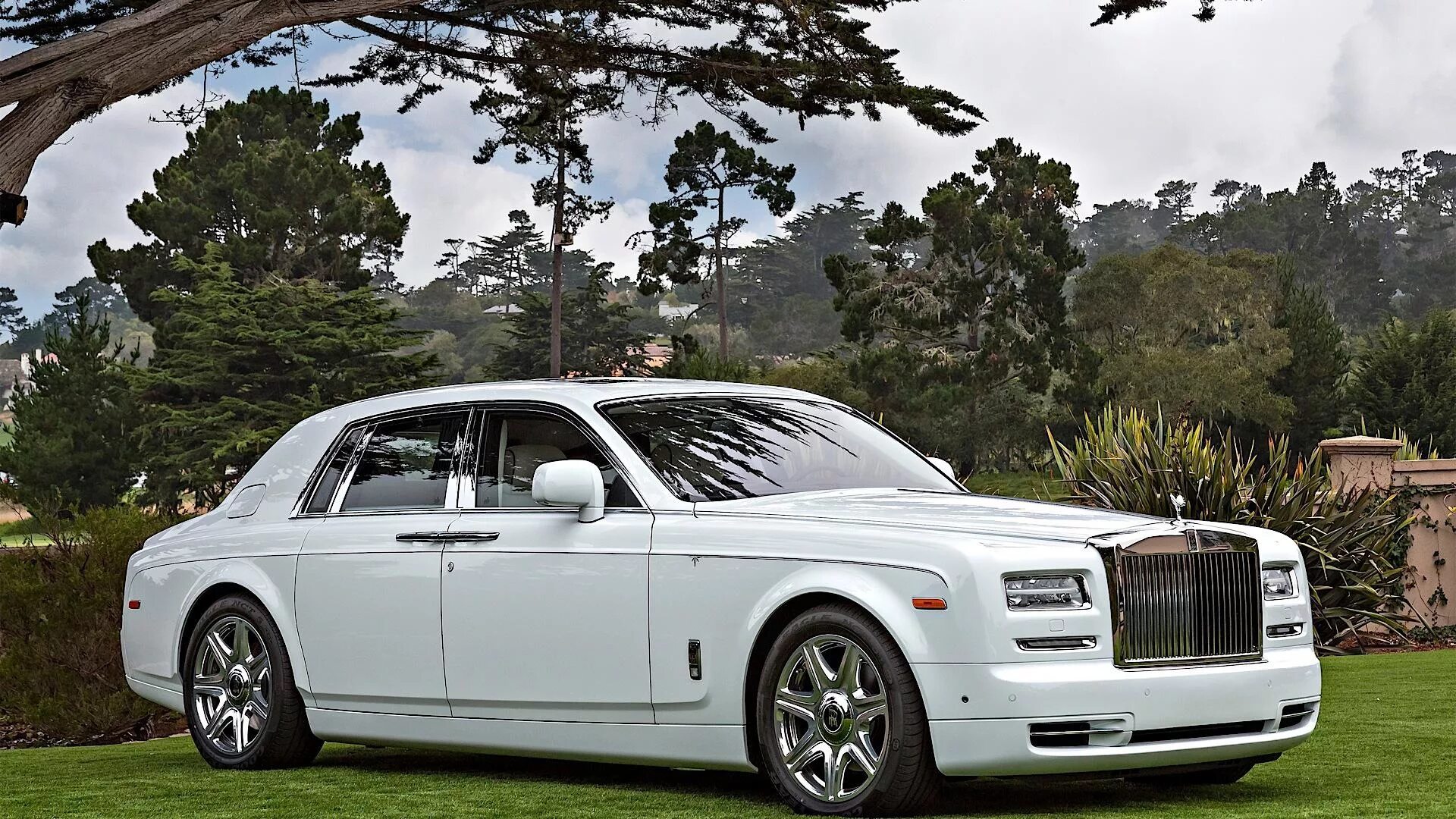 Белый роллс. Rolls Royce Phantom. Rolls Royce Phantom 2012. Машина Rolls Royce Phantom. Rolls Royce Phantom 2013.