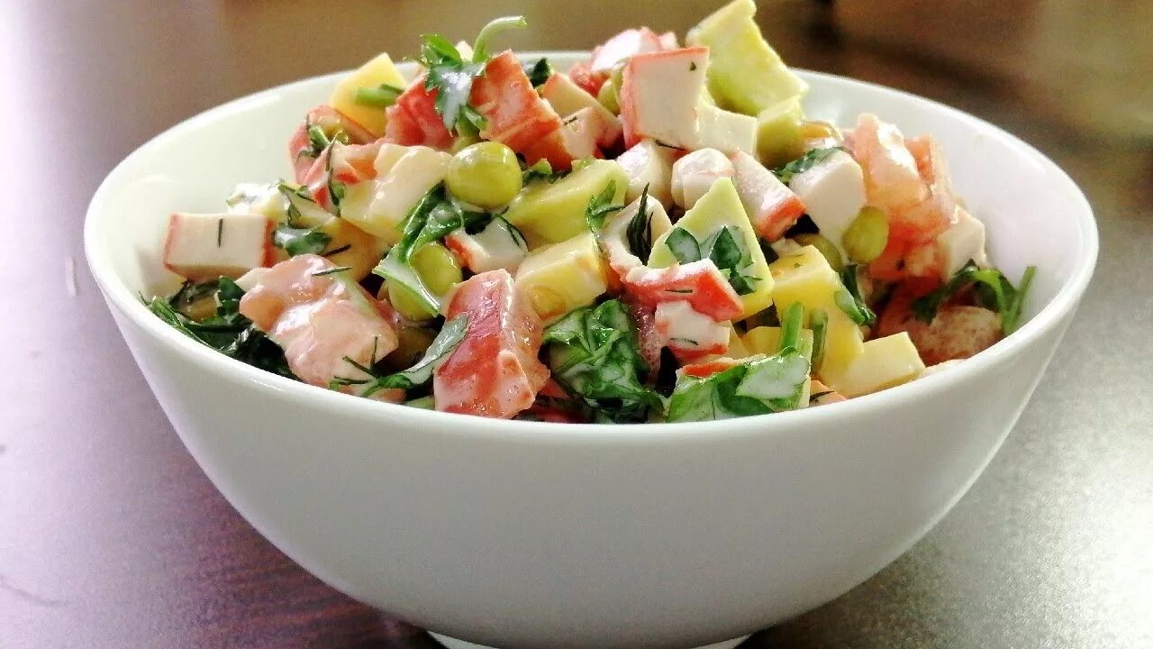 рестория крабовый салат. салат с авокадо и крабовыми палочками. авокадо с крабовыми палочками рецепты. авокадо с крабовыми палочками рецепты. 100 грамм авокадо.