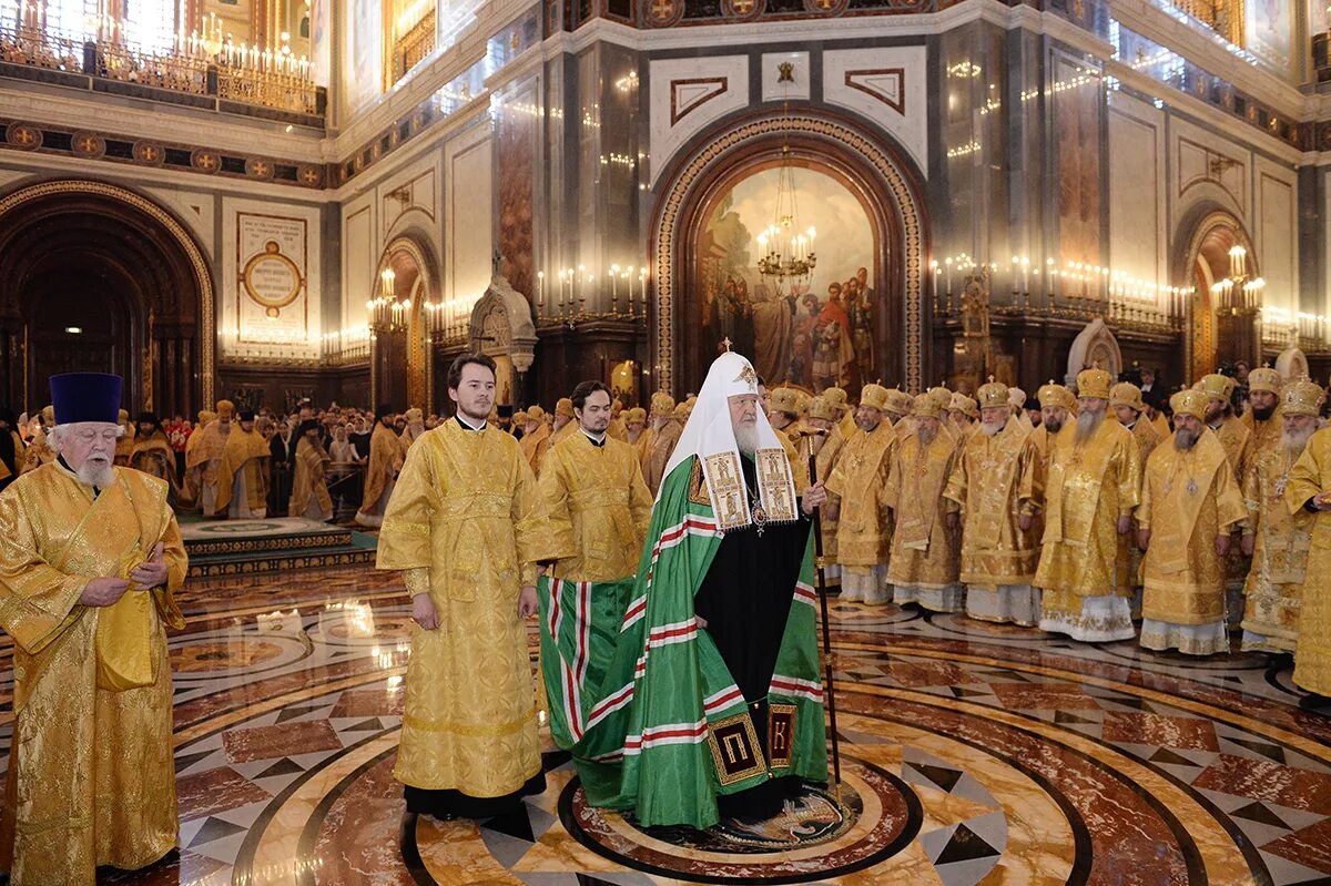 Богослужения в св. Патриарх на службе в храме Христа Спасителя.