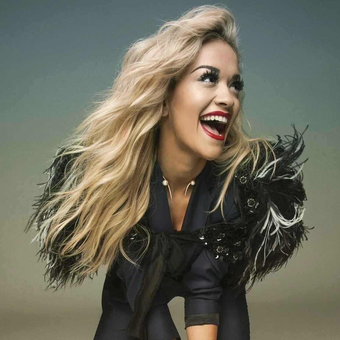 Американская модель демонстрирует платья rita. Рита ора ноги. Рита ора фото из клипов. Изабелла сериал. Дженнифер ора.