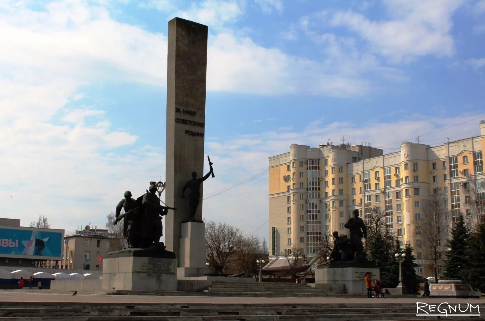 Памятник освободителям брянска брянск. Памятник освободителям Брянска. Памятник на площади Партизан в Брянске. Памятник освободителям Брянска достопримечательности Брянска. Памятник летчикам Брянск.