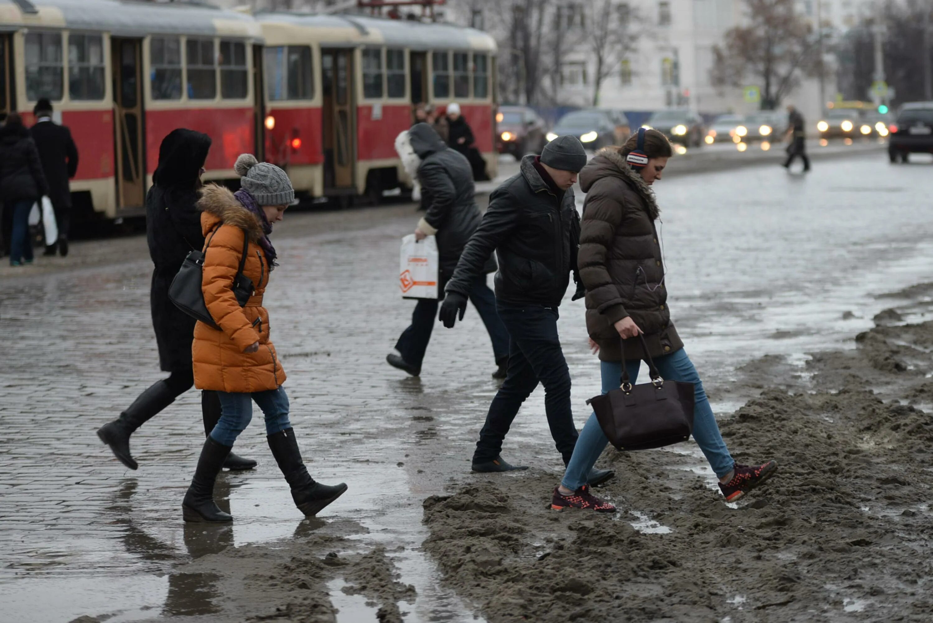 Самый теплый город. Грязьбург екатеринбург. Оттепель в городе. Март оттепель. Оттепель екатеринбург.