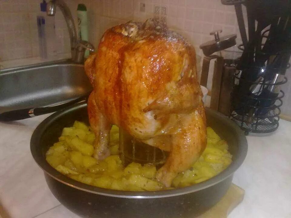 Картошка с курицей в банке в духовке. Курица в духовке. Курица на банке в духовке целиком. Курочка на банке в духовке.