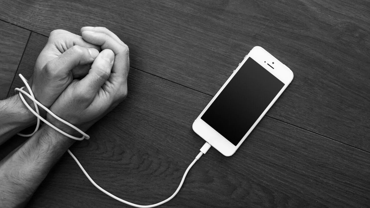 Время гаджетов и телефонов. Семья с гаджетами. Общение в телефоне. Интернет зависимость. Люди с гаджетами.