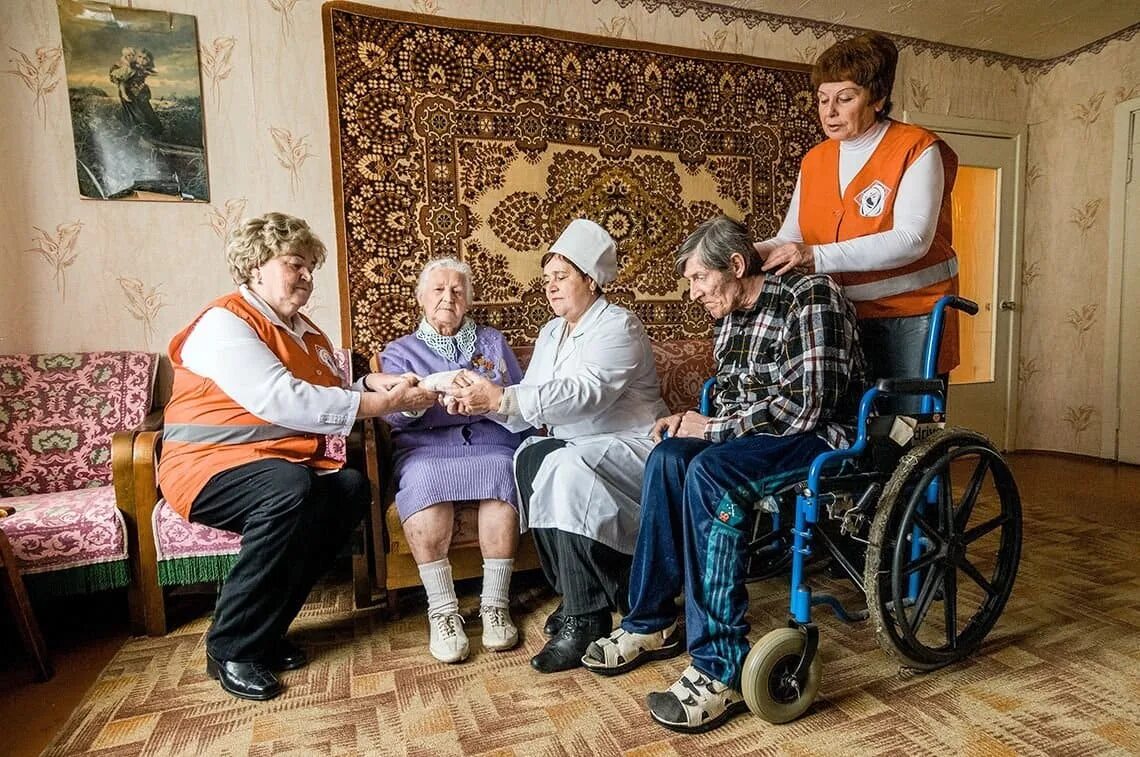 Московская область социальная поддержка граждан. Пенсионер инвалид. Пожилые и инвалиды. Пожилые люди и инвалиды. Социальный работник.