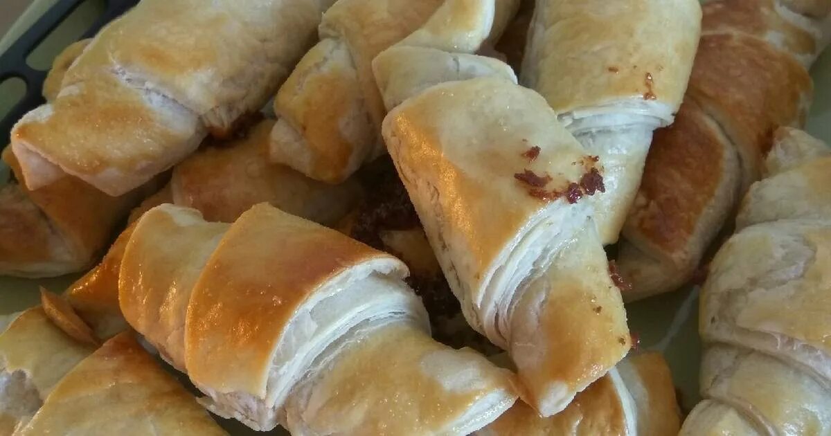 Круассан со сгущенкой. Круассан запеченный с сыром. Рогалики с вареной сгущенкой. Круассан со сгущенкой. Круассаны с вареной сгущенкой в духовке.