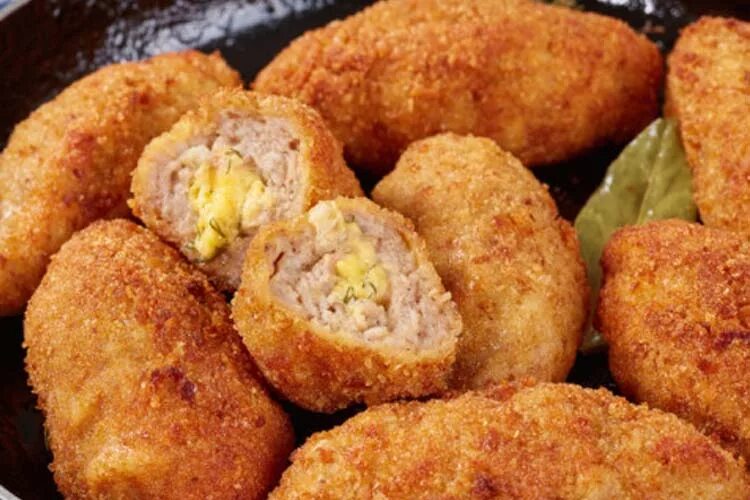 Куриный фарш в сухарях. Котлеты индюшиного фарша. котлеты из индейки в панировке. котлеты из индюшиного фарша на сковороде. биточки с сыром из индейки.