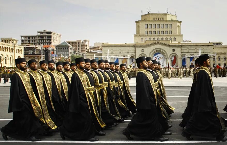 Армянский священник. Парад священников. Священнослужители Армении. Армяне бегут
