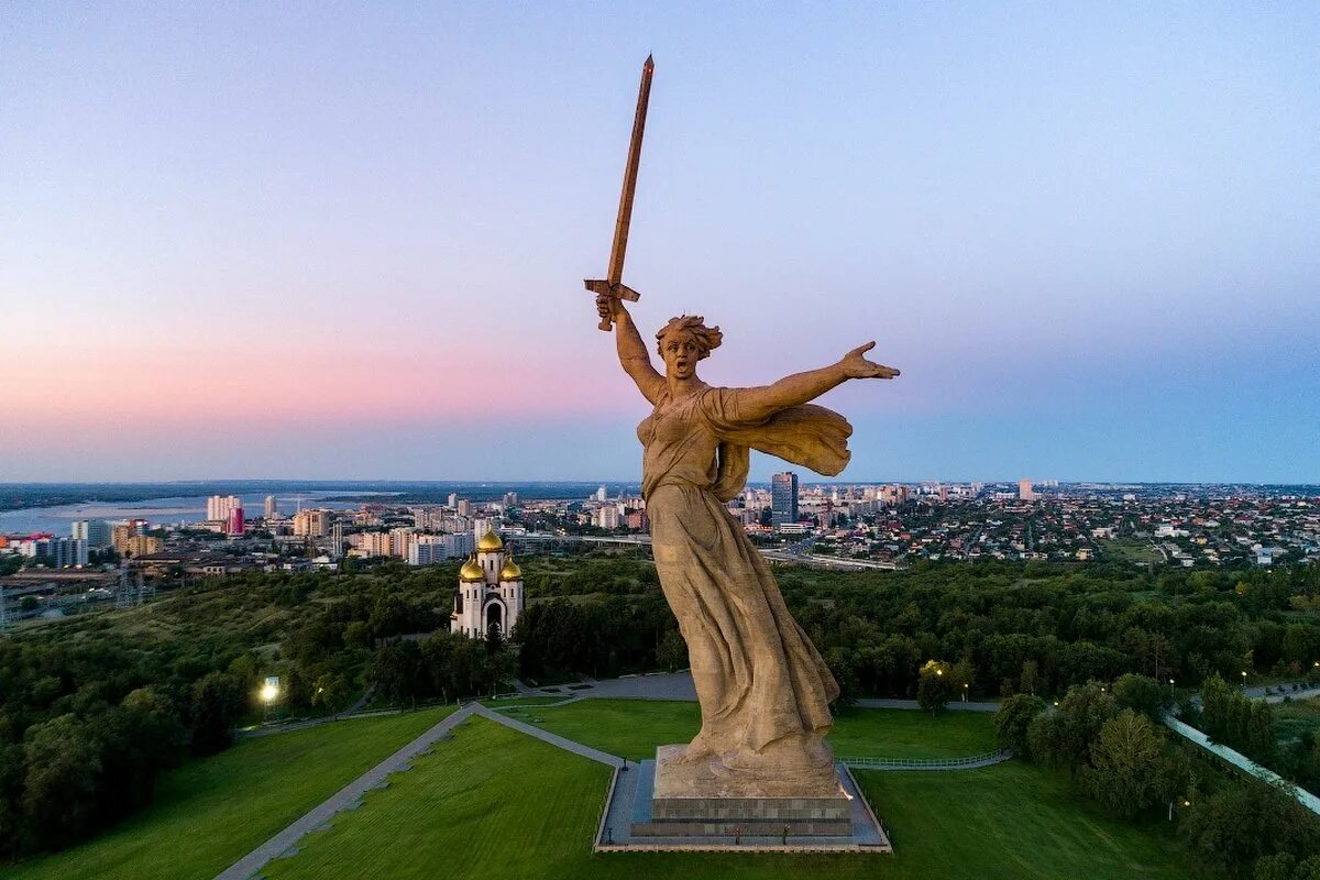 Монумент Родина мать зовет в Волгограде. Памятник Родина мать в Волгограде. Мемориальный комплекс Мамаев Курган. Памятник Мамаев Курган в Волгограде.