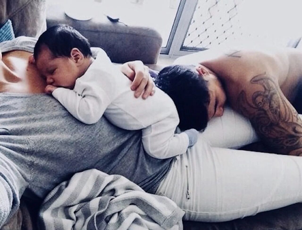 Сын и дочка вместе. Малыши с папами спят. Спящий папа и малыш. Мужчина с ребенком на руках. Мужчина с младенцем.