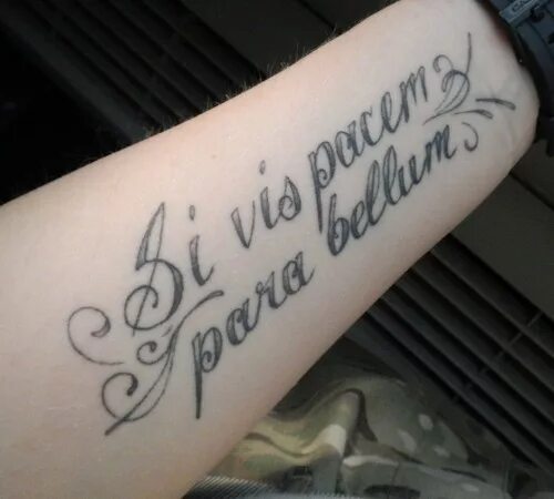 Тату хочиш мира гатовся к войн. Тату фразы на груди. Хотеть латынь. Хотеть латынь. Хочешь мира-готовься к войне на латыни тату.