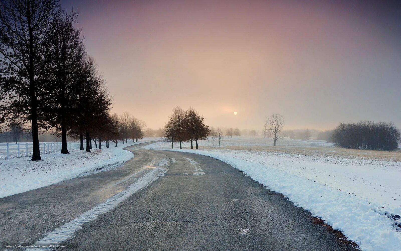 На дороге снег лежит. Снежная дорога. Зима дорога. Заснеженная дорога. Зимний пейзаж с дорогой.