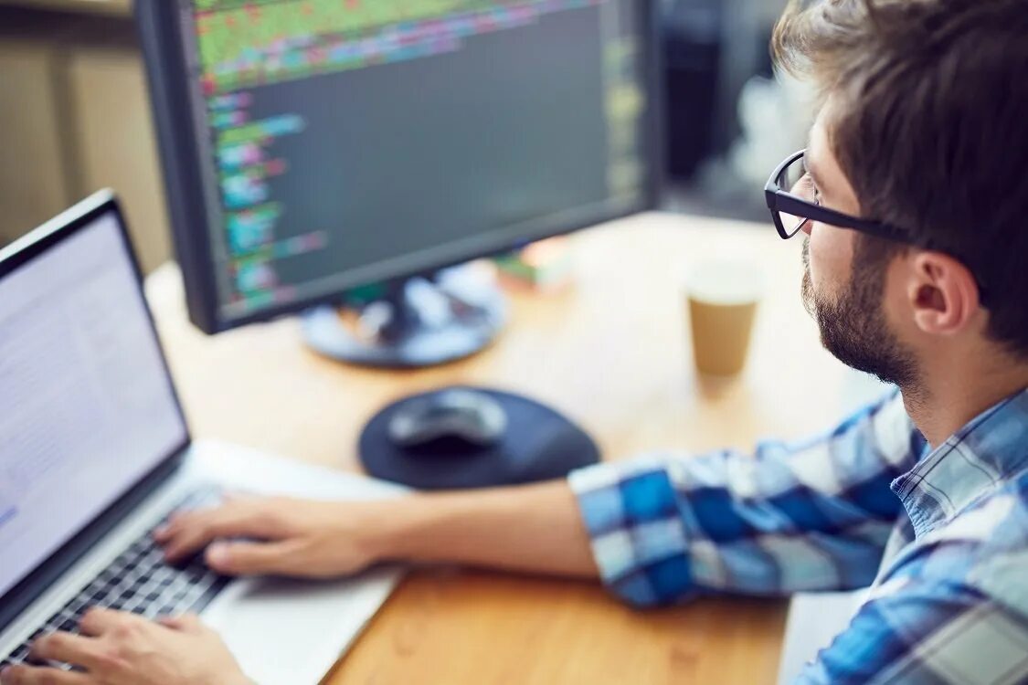 Web комп. Программист. программист за компьютером. программист разработчик. программист за пк.