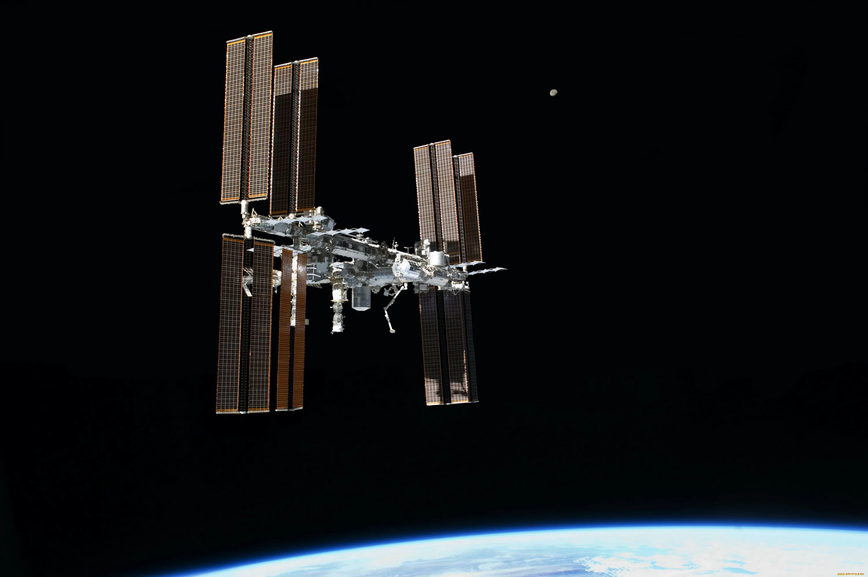 Первая космическая станция на орбите. Космическая станция МКС. Международная Космическая станция ISS. Космическая станция НАСА. МКС вид сбоку.