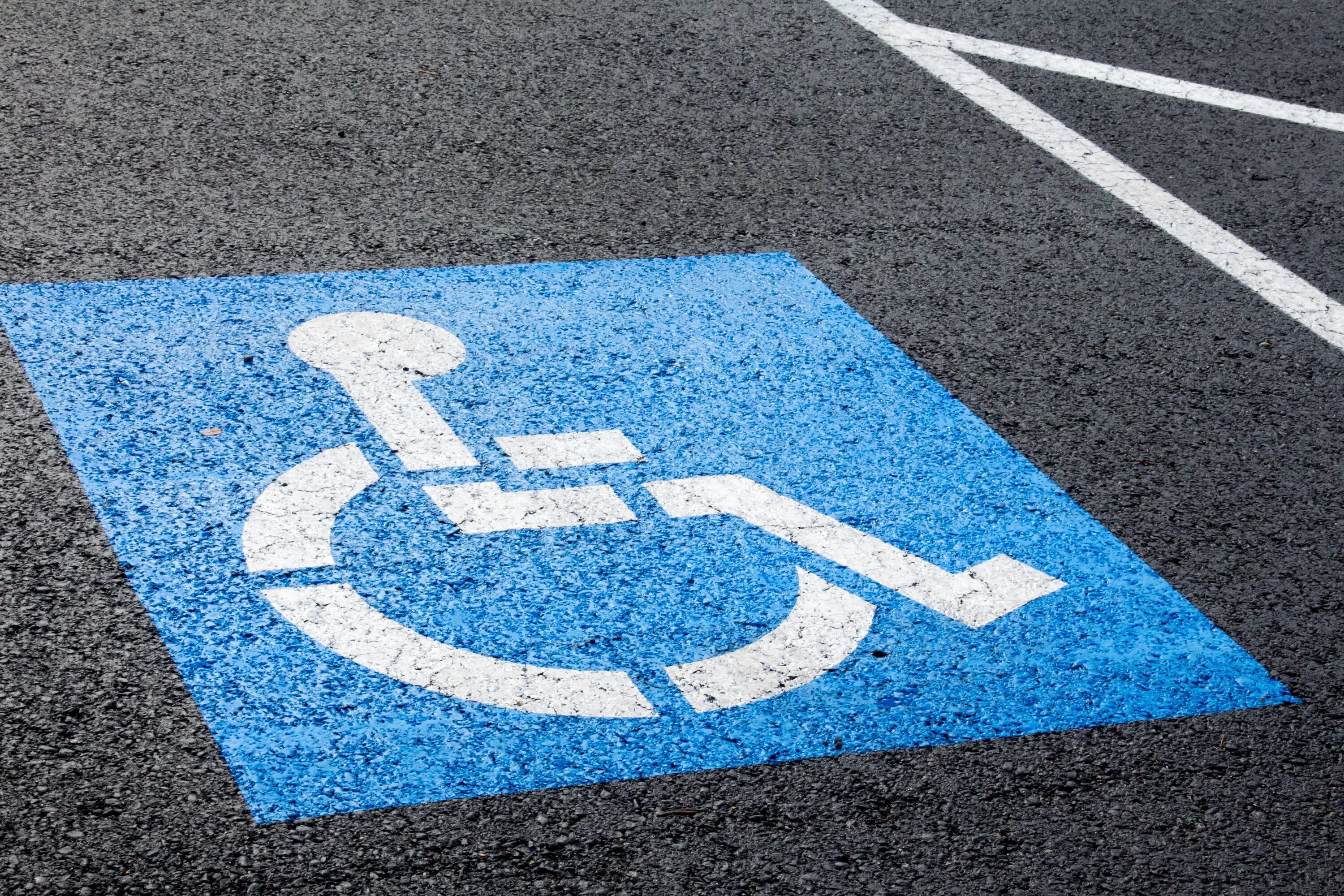 Парковочное место для инвалидов. Место для инвалидов на парковке. Парковамдля инвалидов. Парковка дляинвалидоа.
