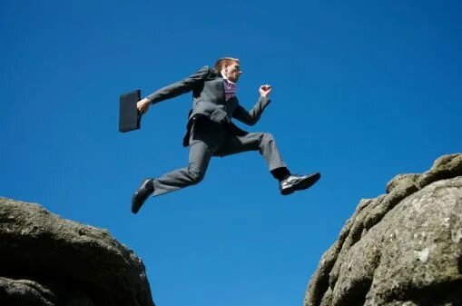 Jump between. Прыжок через яму. прыжок между скал. модели карьеры job jumping.