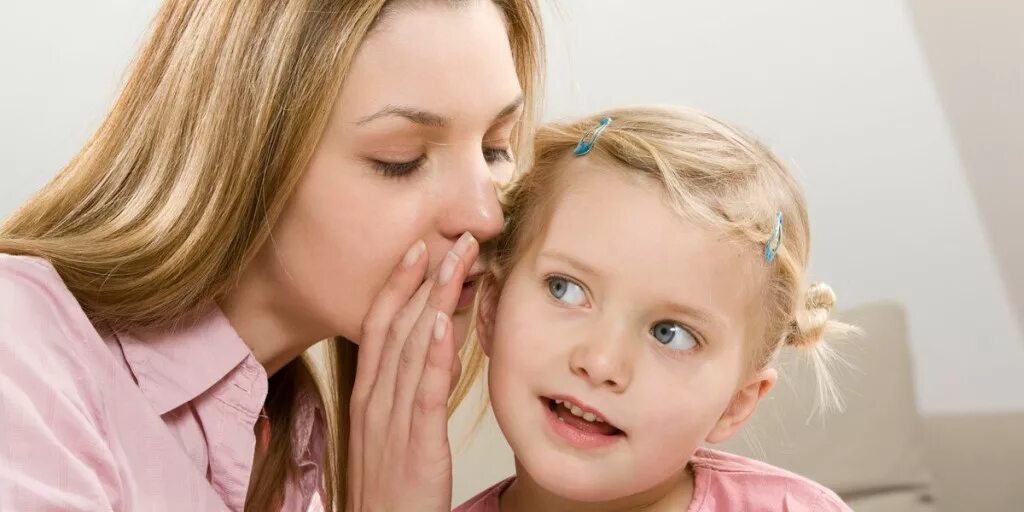 мама рассказывает секреты. мама рассказывает секреты. родители рассказывают детям. ребенок шепчет на ухо. разговор с ребенком.