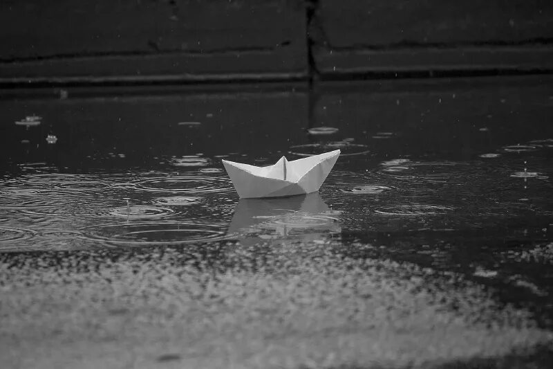 Кораблик из бумаги я по ручью. Бумажный кораблик. Бумажный кораблик плывет. Бумажный кораблик в луже. Белый бумажный кораблик.