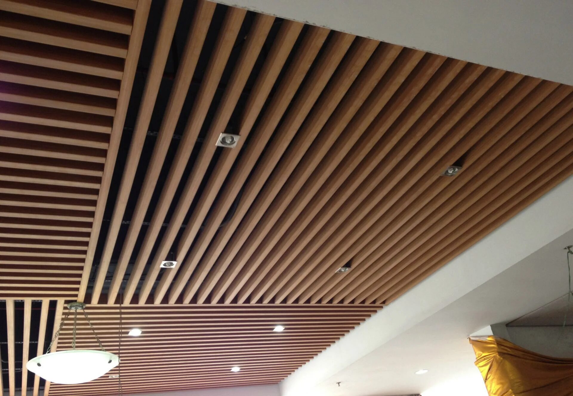 Деревянные рейки называются. "Реечный алюминиевый потолок " Omega а150. Кубообразный реечный потолок. Реечный потолок re,JJ,hfpysb. Кубообразный реечный потолок бард.