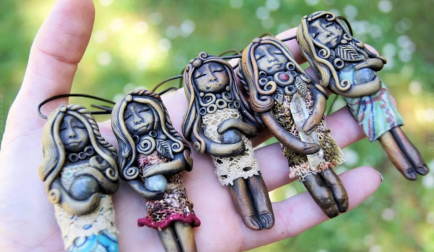 Создание из полимерной глины. Украшения из пластика. Ягодные украшения из полимерной глины. Создание из полимерной глины. Полимерная глина для начинающих.