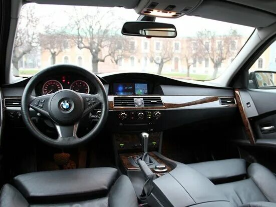 BMW 530 e60 салон. BMW e60 525 салон. BMW 5 e60 салон черный. БМВ е60 2007.