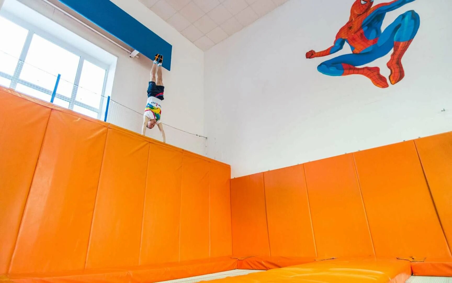 Космонавт на батуте. Батутный центр гравитация судогда. Батутный центр гравити бийск. Г. Гравити бийск.