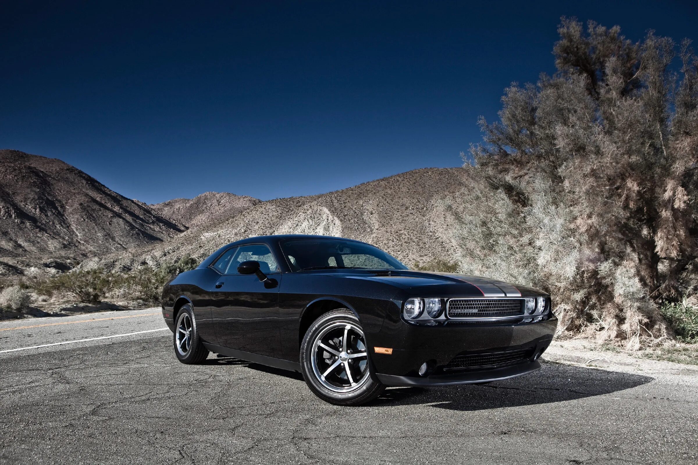 Додж челленджер серебристый. Dodge challenger srt8 392. Dodge challenger 2011. Додж челленджер 2011. Dodge challenger rt 2017.