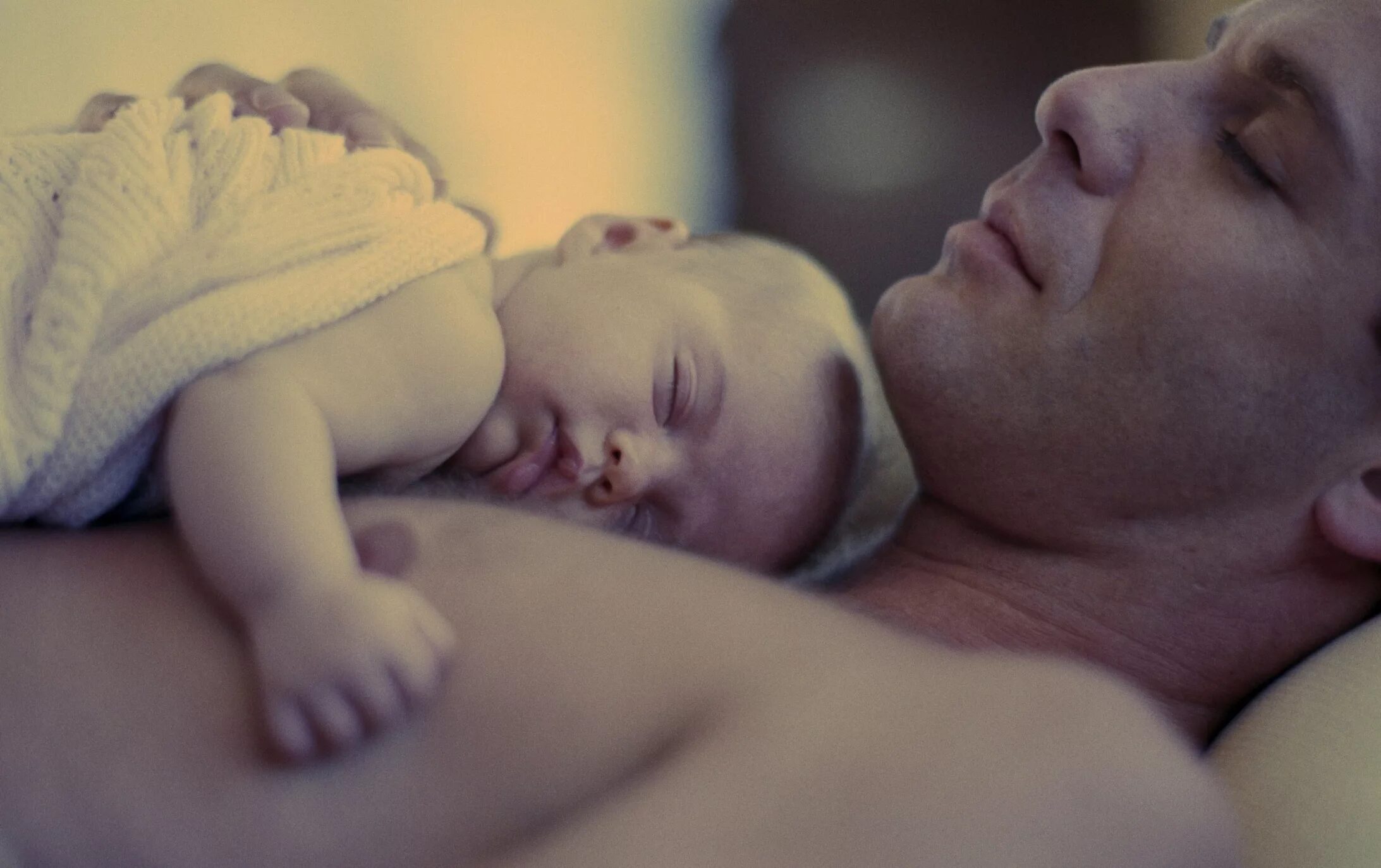 Отец и новорожденный. Папа с новорожденным. Спящий отец и младенец. Отец с младенцем спят. Спящий папа 18