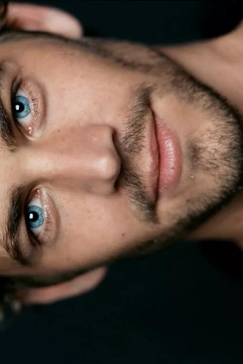 Фото парни крупно. Голубые глаза мужские. Синие глаза мужские. Синие глаза у мужчин. Выразительные мужские глаза.