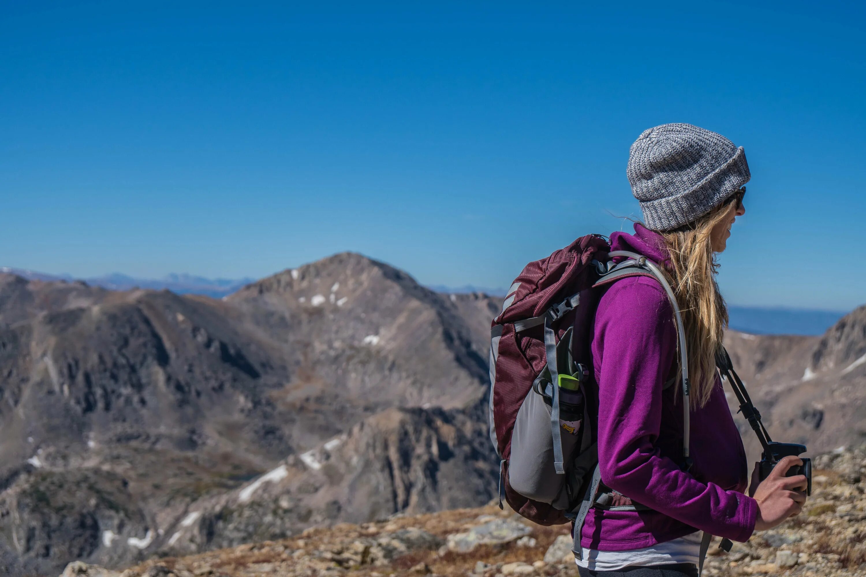 Треккинг хайкинг. Рюкзак la Sportiva Mountain Hiking 28 Backpack. Человек с рюкзаком в горах. Девушка с рюкзаком в горах. Tracking girl