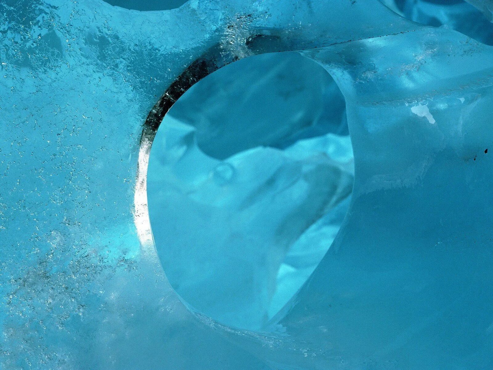 Трещины воды. Замерзшая вода. Лёд. Вода со льдом. Ювелирные украшения во льду.
