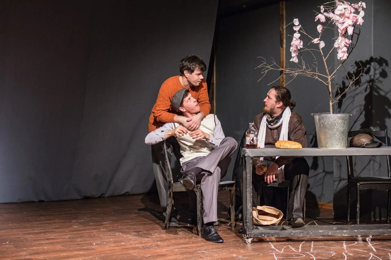 спектакль товарища