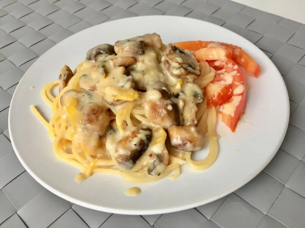 Макароны с курицей в сливочно сырном соусе. Фетучини с грибами в сливочном соусе. фетучини с грибным соусом. паста карбонара с курицей и грибами в сливочном соусе. орзо с грибами в сливочном соусе.