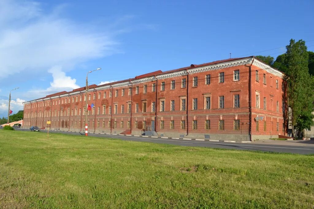 Виды казарм. Оборонительная казарма «кронпринц». Виды казарм. Красные казармы нижневолжская набережная нижний новгород. Казарма в серпухове.