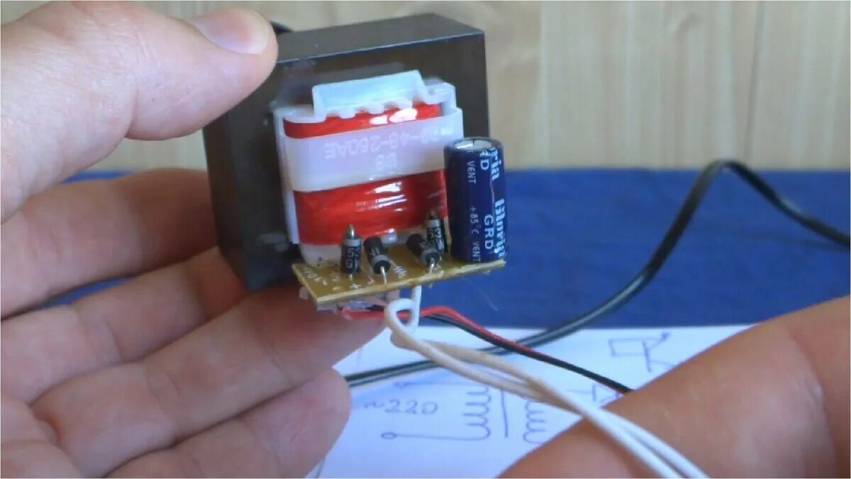 Диод трансформатор. Блок питания 220 12 из диодного моста и трансформатора. Самодельный блок питания из трансформатора. Повышающий трансформатор из блока питания просто. Самодельный блок питания с трансформатора.