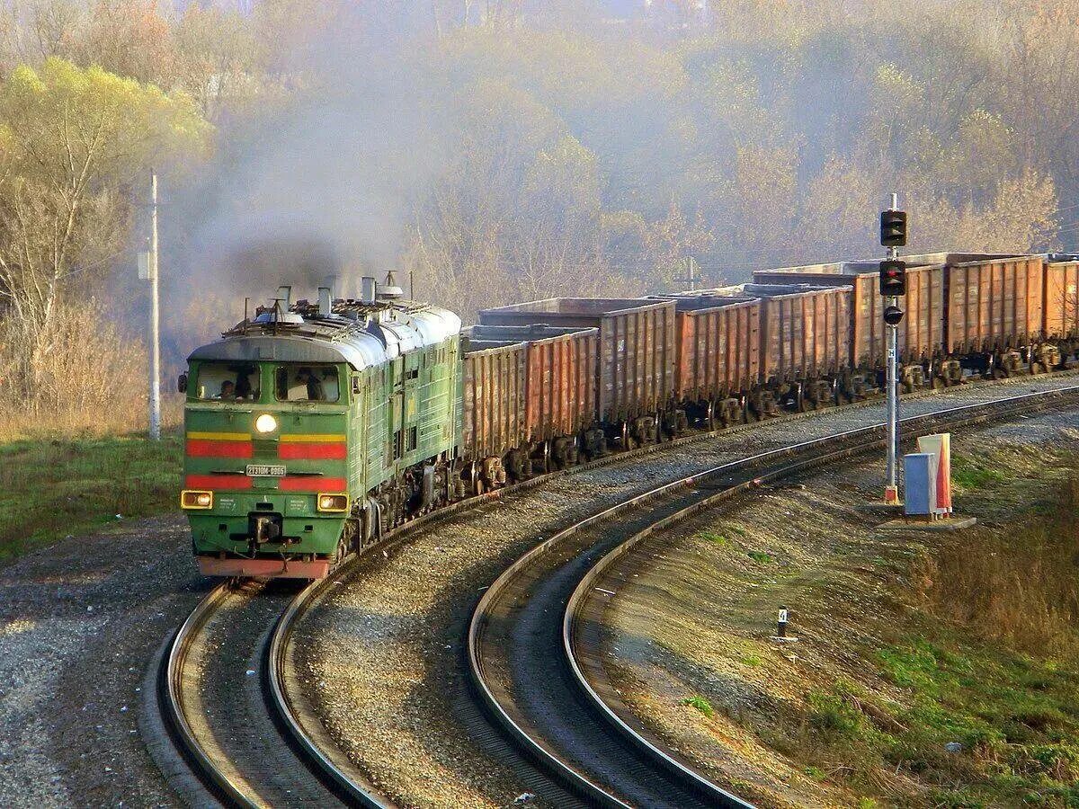 Движение товарных поездов. 2тэ10м. Тепловоз 2тэ10м пассажирский. Тепловоз 2тэ10м товарный. 2тэ10м на станции высокая гора.