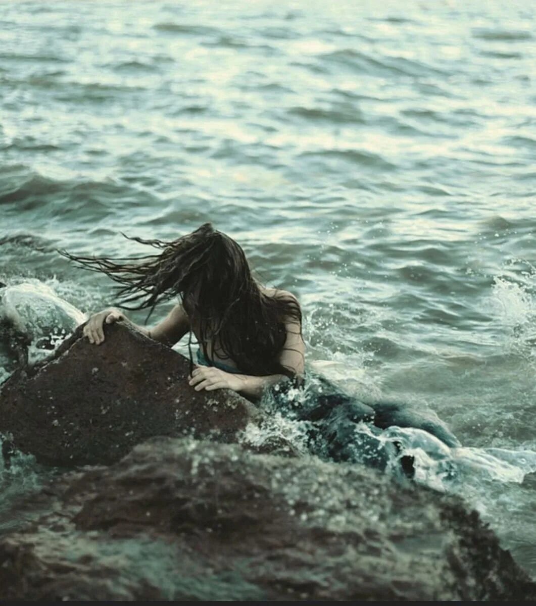Грустью море не вычерпаешь. Девушка на море Эстетика. Девушка-море. Девочка на море. Брюнетка на море.