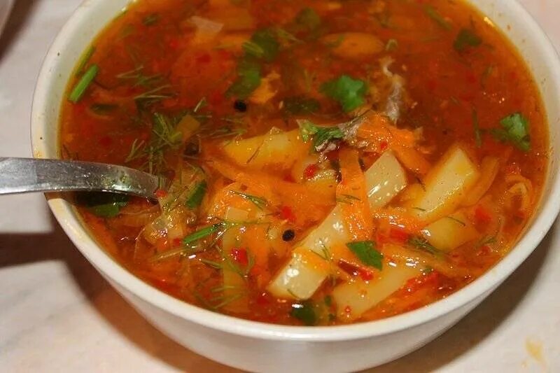 Суп с килькой в томатном. Суп с килькой в томатном соусе. Суп из консервы килька. Суп с консервой килька в томатном соусе.