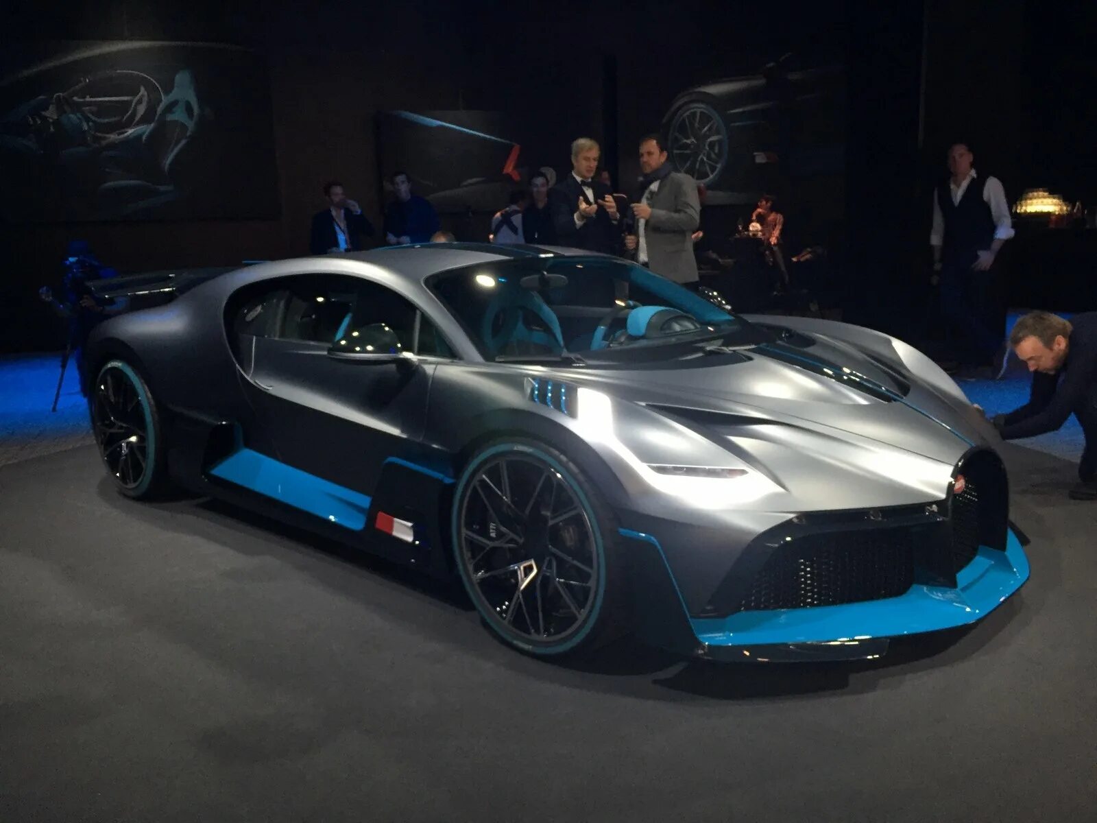 Bugatti divo 2021. Бугатти дива 2022. Бугатти vivo. Бугатти диво 1825. Бугатти дива черная.