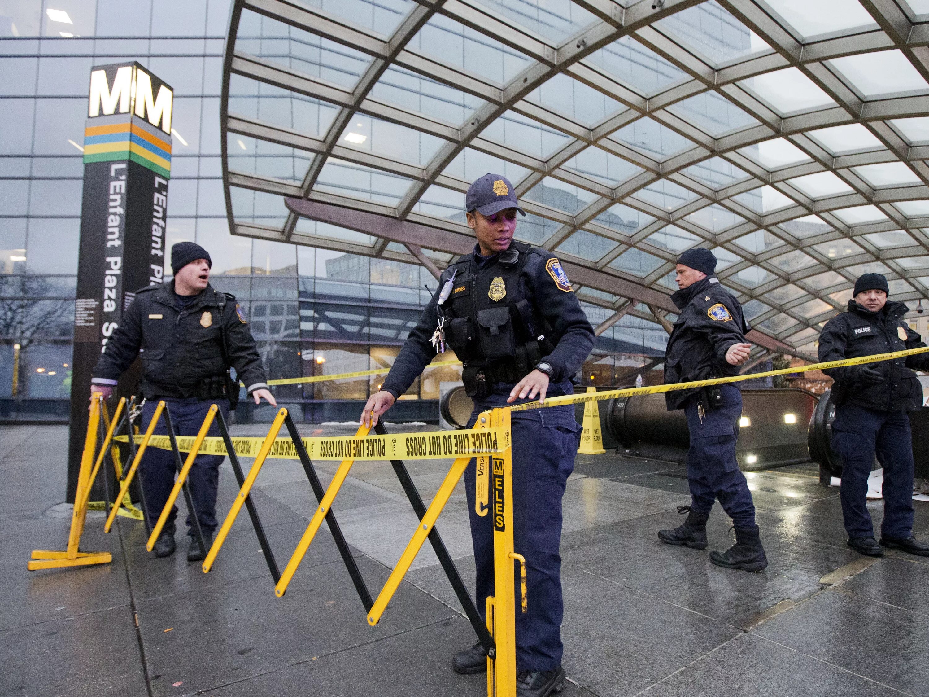 Полиция в метро. Американская полиция в метро. Полицейский в метро. Метро США охрана.