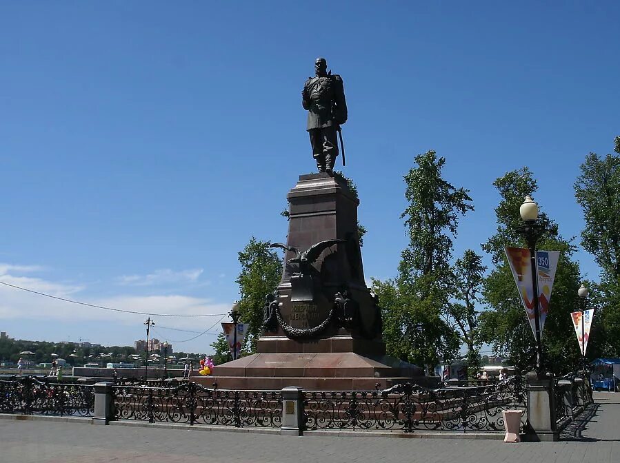 Памятник александру в иркутске. Памятник Александру III (Иркутск). Памятник императору Александру III Иркутск. Памятник аоексаедру3 в Иркутске.