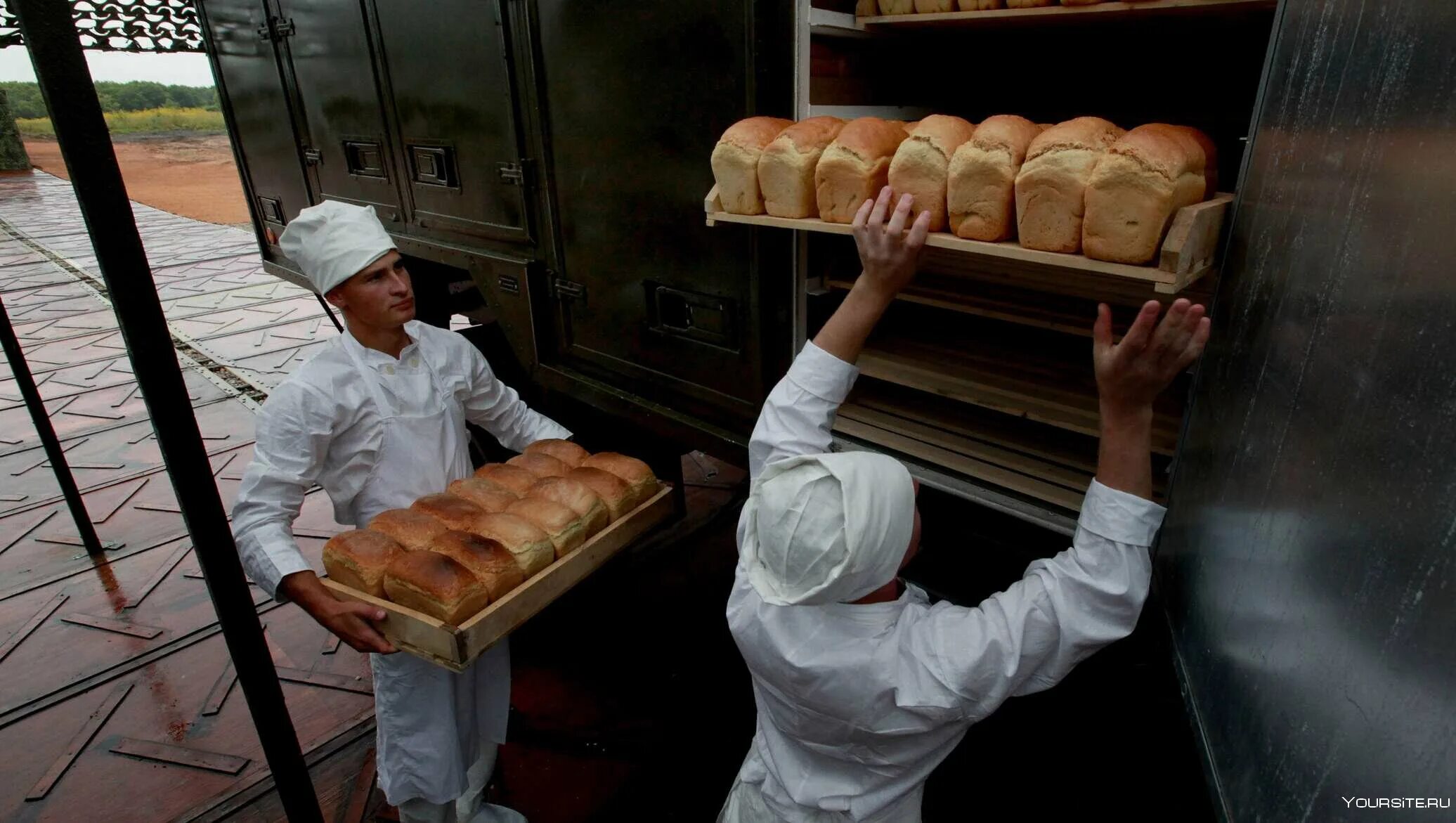 Ночью ем хлеб. " В пекарне" в.м.Каратая. Транспортировка хлебобулочных изделий. Полевая хлебопекарня. Хлеб пекарня.